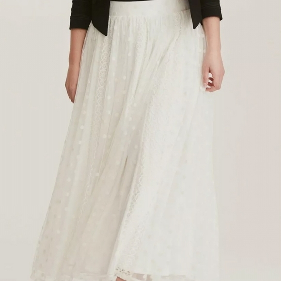 torrid Dresses & Skirts - Torrid Maxi Skirt Womens Size 1X Ivory Polka Dot Mesh Lace